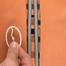 Clemă de fixare a cablurilor si tuburilor  in caneluri de la 20 la 60 mm