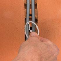 Clemă de fixare a cablurilor si tuburilor  in caneluri de la 20 la 60 mm