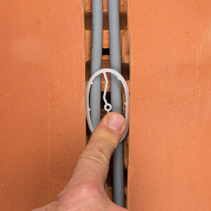 Clemă de fixare a cablurilor si tuburilor  in caneluri de la 20 la 60 mm