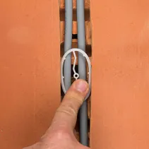 Clemă de fixare a cablurilor si tuburilor in caneluri de la 20 la 60 mm